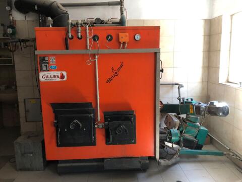 Hackschnitzelheizung 80 kW Heizomat mit GILLES Stg.