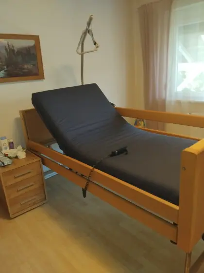 Reserviert, el. Krankenbett wie neu