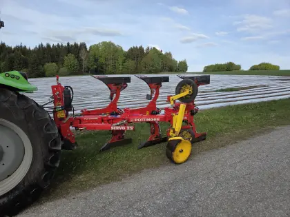 Pöttinger Servo 25 3-Schar-Wendepflug