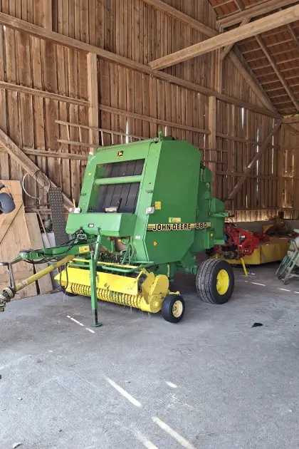John Deere 580 Rundballenpresse