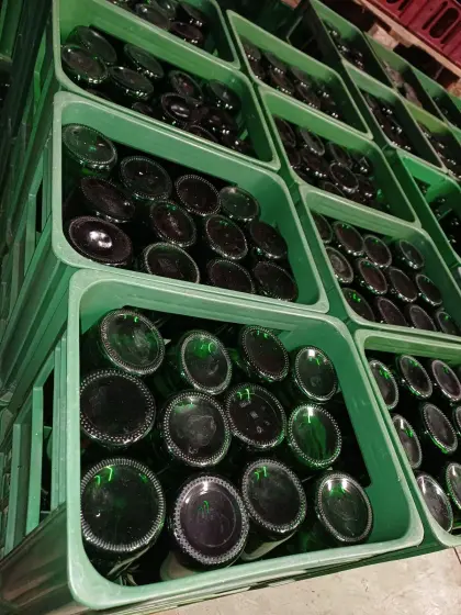 5.000 Flaschen 1 l Rheinwein, teilweise gewaschen