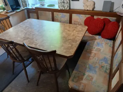 Essecke mit Tisch und 3 Stühlen, Ansteck-Tischplatte