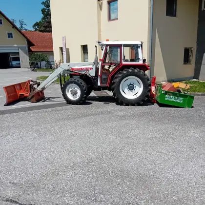 Steyr 8055A Allrad mit Frontlader, Schneepflug, Kippmulde