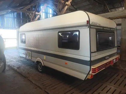 Älterer, gut erhaltener Wohnwagen