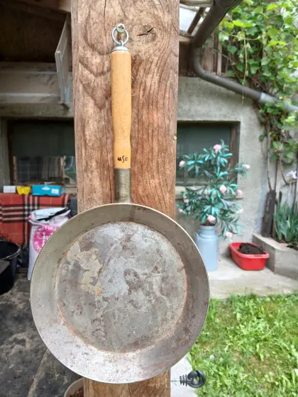 Alte Eisen-Bratpfanne für Deko