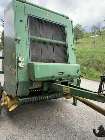 Rundballenpresse John Deere 590