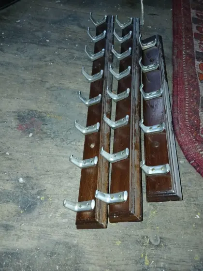 Wandhaken aus Nirosta auf Holzbrett 70 b, 70 b, 55 b, drei Stk.