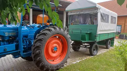 Oldtimer-Traktor Fordson Major mit Planenwagen