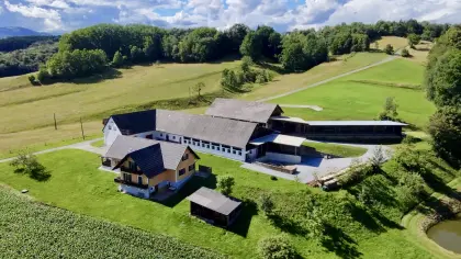 Großzügiges Bauernhaus mit Wirtschaftsgebäuden in Alleinlage
