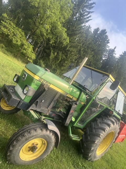 John Deere 2250
