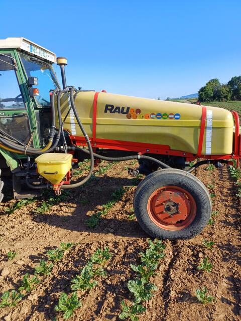 Pflanzenschutzspritze Rau 18 m 1.500 l Frontfass