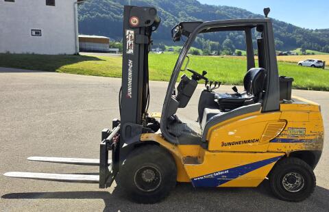 Jungheinrich DFG 30 Diesel-Stapler mit Freihub