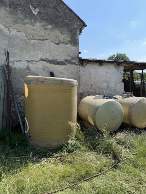 Polyestertanks 1.000 bis 3.000 l zu verschenken