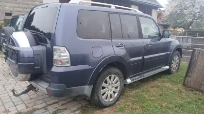 2x Mitsubishi Pajero