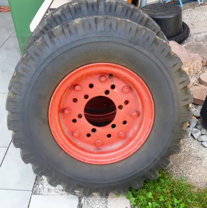 2 Stk. Felgen der Dimension 9.00-16 m, montiert auf Steyr LKW