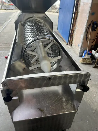 Traubenmühle mit Entrapper WOTTLE, 10 t/h, mit Garantie