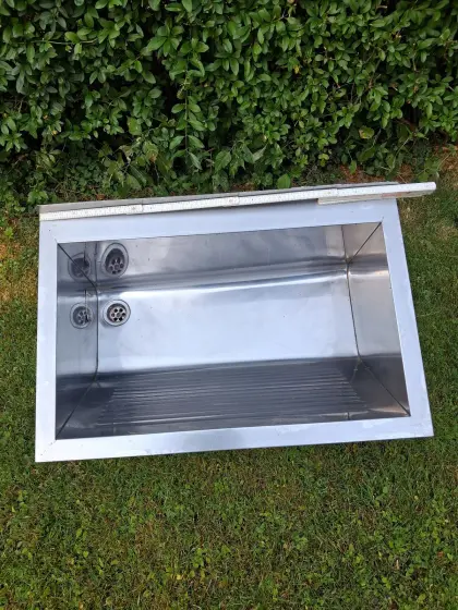 Waschbecken aus Edelstahl