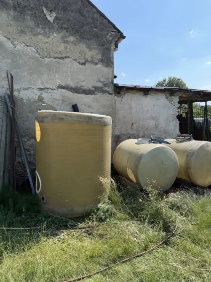 Polyestertanks 1.000 bis 3.000 l zu verschenken