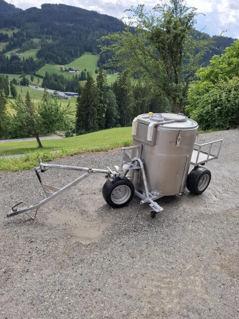 Fahrbarer Milchtank 400 l mit Anhängerdeichsel