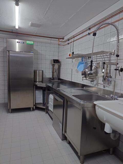 Edelstahl-Arbeitstische, Gastro-Geschirrspülmaschine usw.
