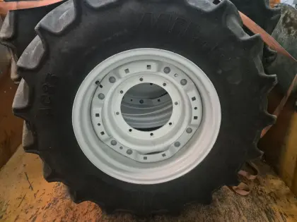 Kompletträder 420/85 R34, 340/85 R24 Reifen, New Holland T5