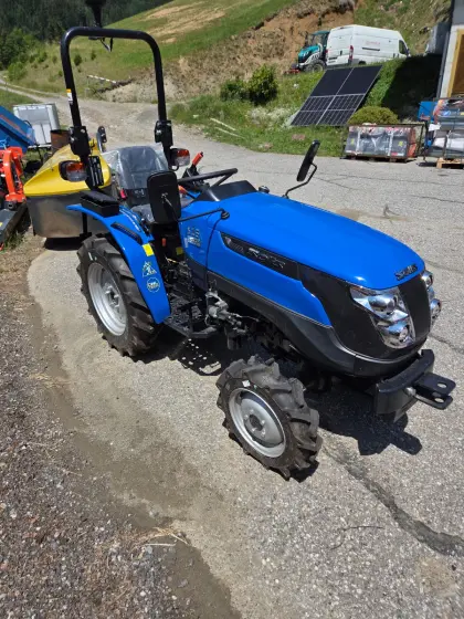 Solis Traktor Solis 16 mit Stollenbereifung