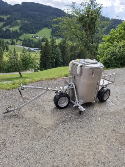 Fahrbarer Milchtank 400 l mit Anhängerdeichsel