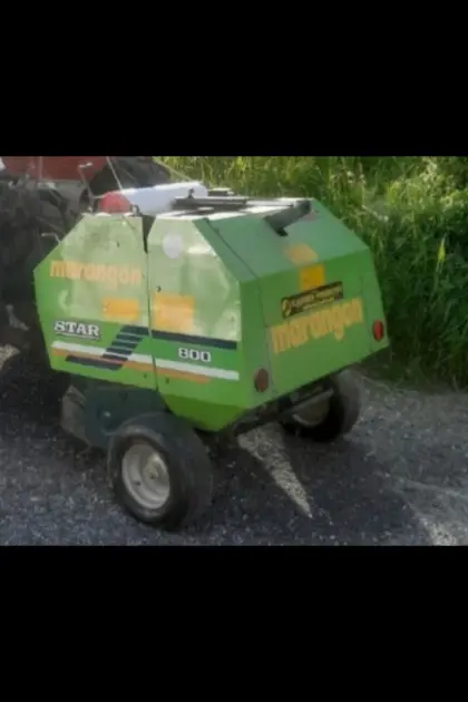 Kleinballenpresse und Wickelmaschine