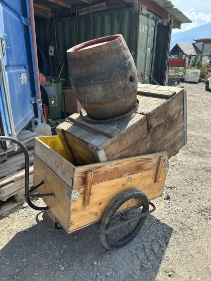 Truhe, Fass, Transportwagen.