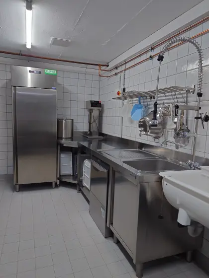 Edelstahl-Arbeitstische, Gastro-Geschirrspülmaschine usw.