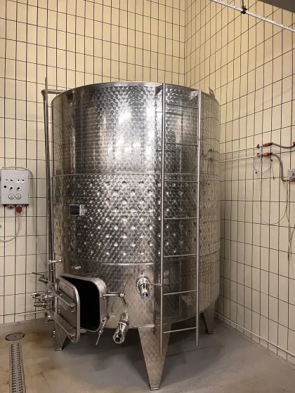 Rotweingärtank 5.000 l mit Pumpe