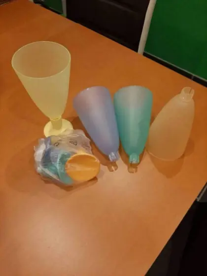 4 Tupperware-Becher Junge Welle