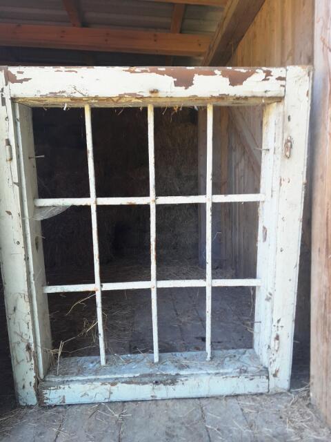 Alter Fensterstock mit Fensterflügel und Balken