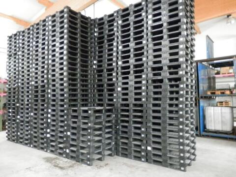 Kunststoffpaletten in stabiler Ausführung 1,0 m x 1,0 m