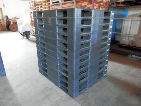 12 x Kunststoffpaletten 1,30 m x 1,10 m