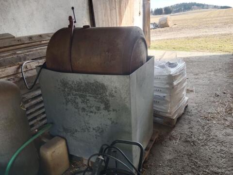 Dieseltank mit Auffangwanne