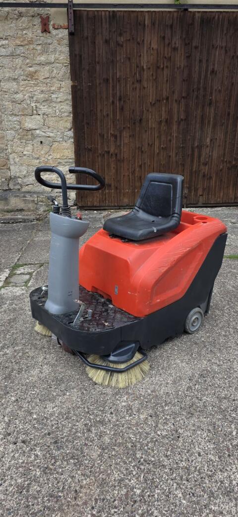 Hako Kehrmaschine B 800R Sweepmaster B800R
