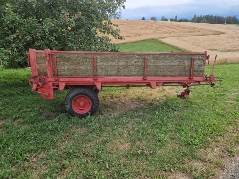 Stabiler Anhänger aus Pöttinger Miststreuer umgebaut
