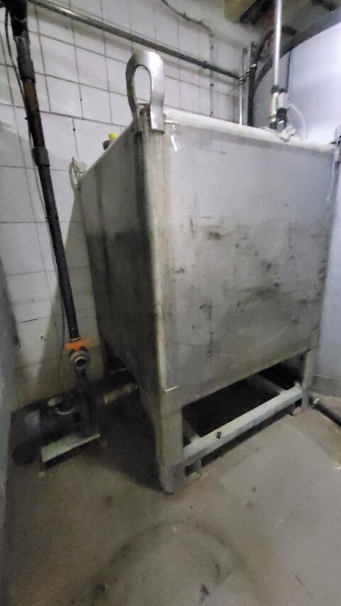 Edelstahl-Wassertank mit Pumpe