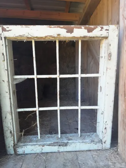 Alter Fensterstock mit Fensterflügel und Balken