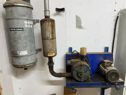 Vakuumpumpe Alfa Laval und Melkstandgitter für Schafe