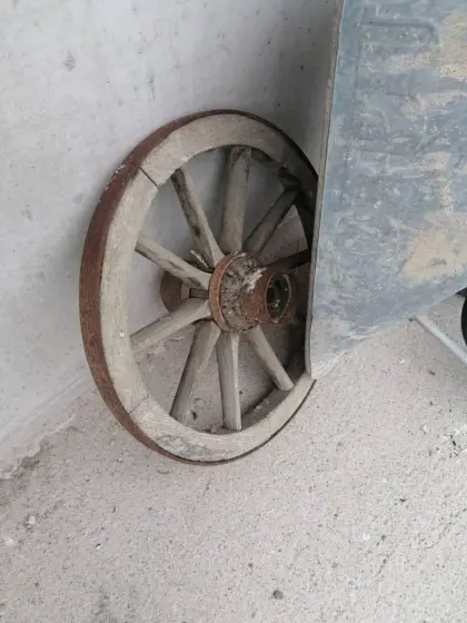 Wagenrad, Holzschlitten für Deko