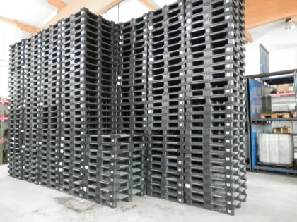 Kunststoffpaletten in stabiler Ausführung 1,0 m x 1,0 m