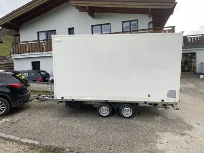 Kofferaufbau für Plateauanhänger
