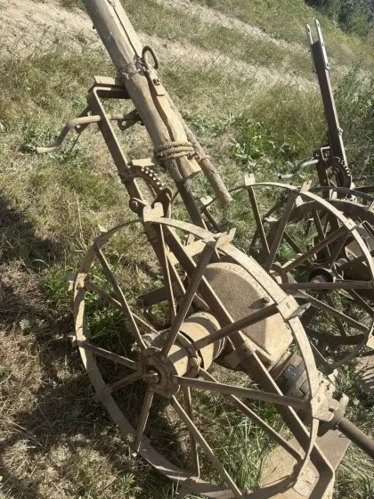 Alter pferdegezogener Kartoffelroder Kunz, Oldtimer, Deko