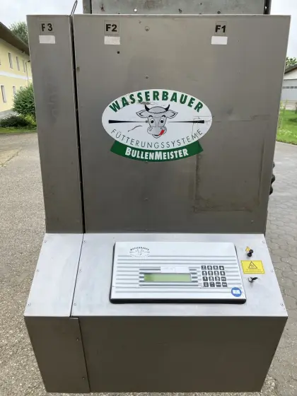 Wasserbauer Fütterungsroboter Bullenmeister E200