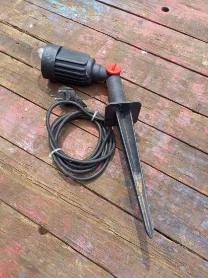 Lampen-Erdspieß mit 60-Watt-Birne