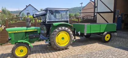 John Deere 820 mit Anhänger