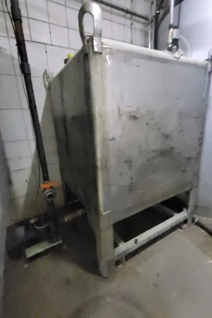 Edelstahl-Wassertank mit Pumpe