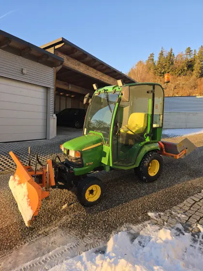 John Deere X 748 Ultimate mit Schneepflug und Kipplade